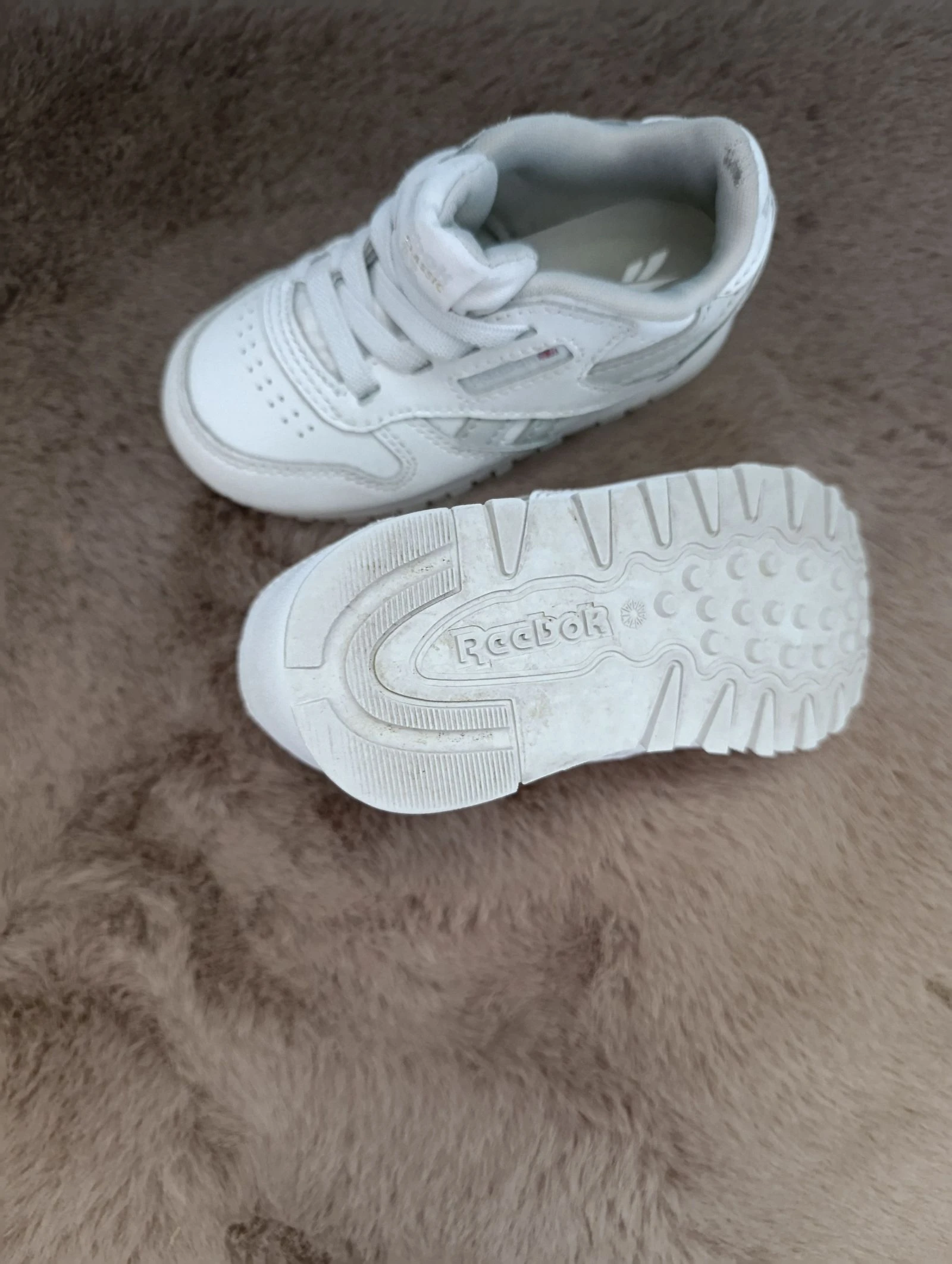 Pair of Reebok sneakers in size 22 – photo 4